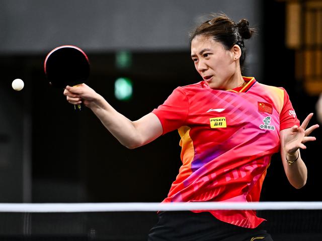 先用手递手 先用手递手